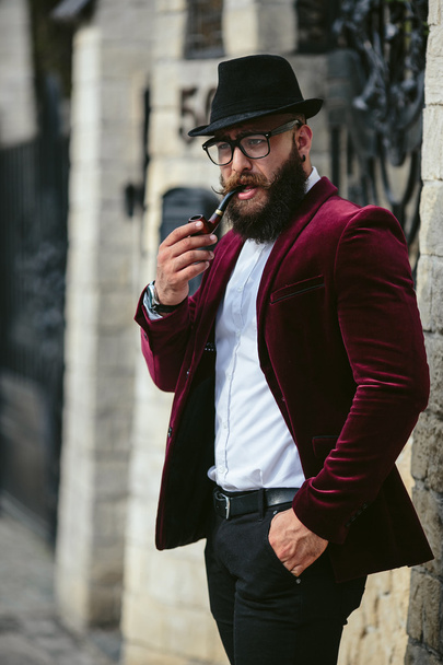 homem rico com uma barba fuma cigarro eletrônico
 - Foto, Imagem