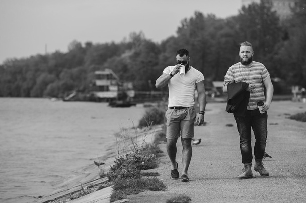 İki adam yürümek ve kahve içmek - Fotoğraf, Görsel