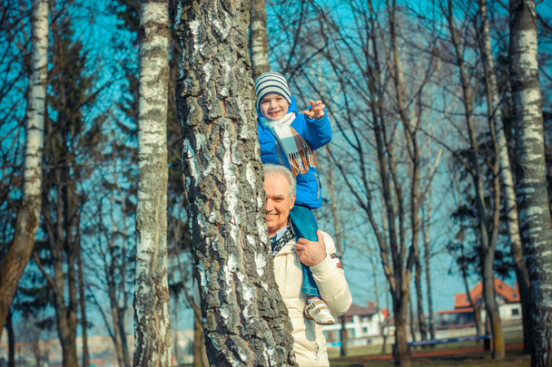祖父と孫を楽しむ - 写真・画像