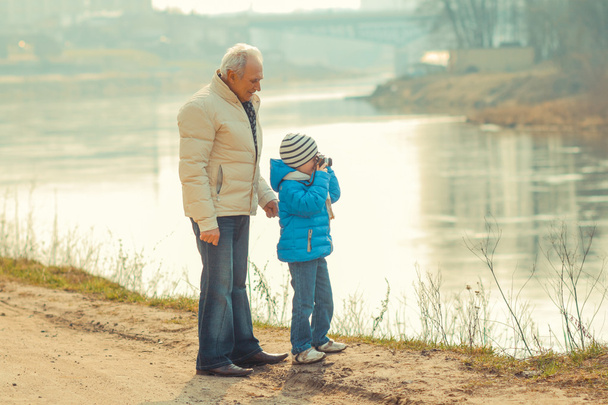 Дедушка и внук с винтажной камерой
 - Фото, изображение