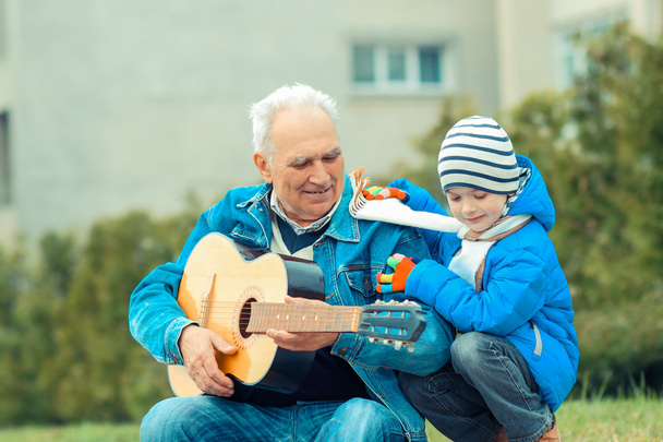 Дедушка и внук играют на гитаре
 - Фото, изображение