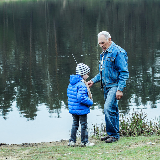 祖父と孫の釣りをしています。 - 写真・画像