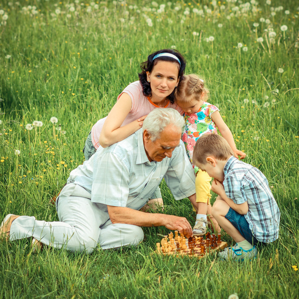 Grootvader Schaken met kleinkinderen en dochter - Foto, afbeelding