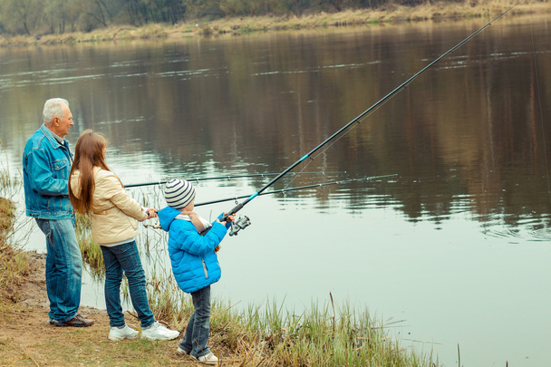 Nonno e nipoti stanno pescando
 - Foto, immagini