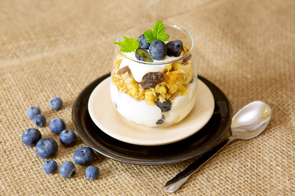 frischer Joghurt mit Blaubeeren . - Foto, Bild