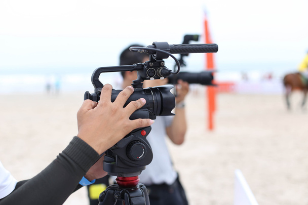 Cameraman bezig met opnemen op een strand Polo toernooi  - Foto, afbeelding
