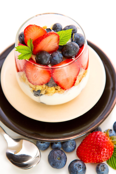 yogurt fresco con fresas y arándanos
. - Foto, Imagen