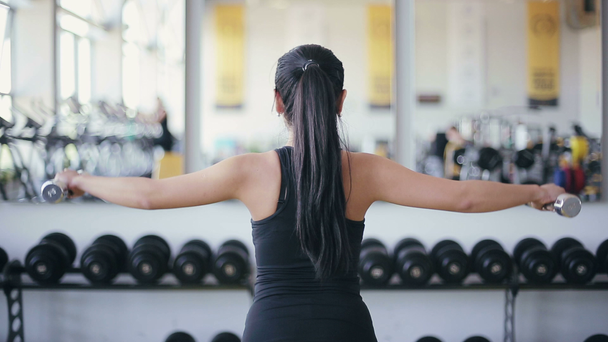 Молодая привлекательная азиатка делает упражнения с гантелями
 - Кадры, видео
