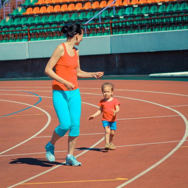 Mãe e filha de treinamento esportivo no estádio
 - Foto, Imagem