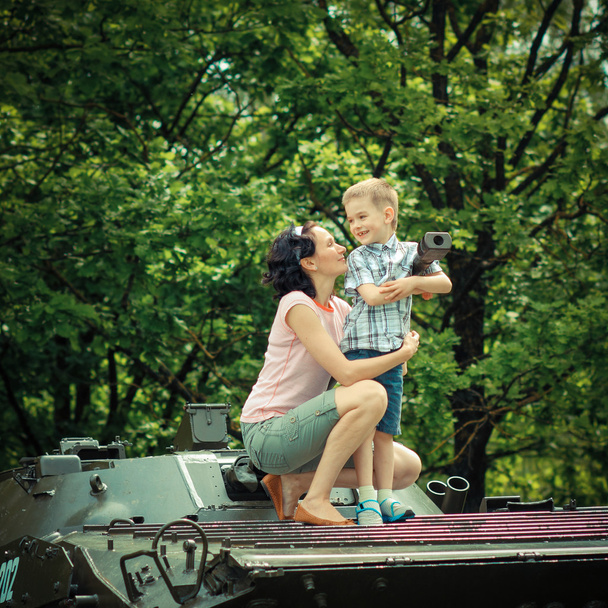 Madre con hijo pequeño cerca del tanque
 - Foto, imagen