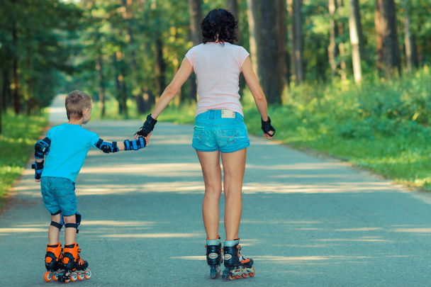 Maman avec enfant patinage à roulettes
 - Photo, image