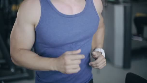 Man running on the treadmill in the gym. No face. Only body - Filmagem, Vídeo