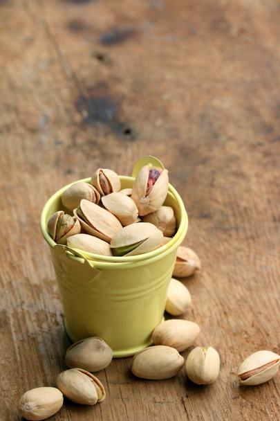 Фисташковые орехи на деревянном винтаже
 - Фото, изображение
