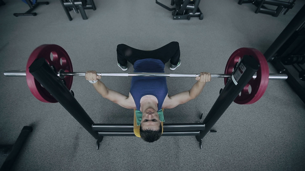 muskulöser Mann stemmt Gewichte. Weitwinkelobjektiv geschossen - Filmmaterial, Video