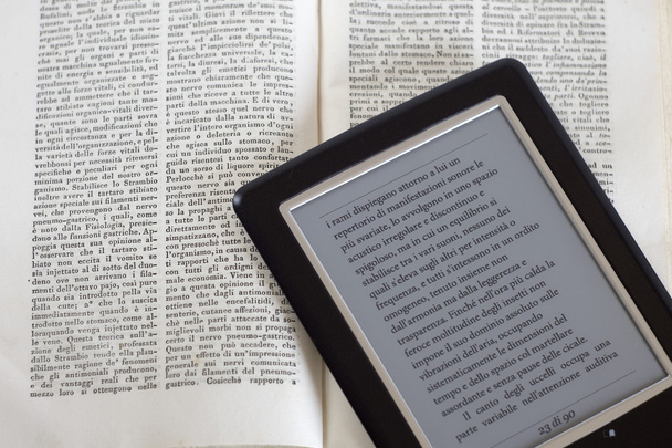 eBook Reader und Buch - Foto, Bild