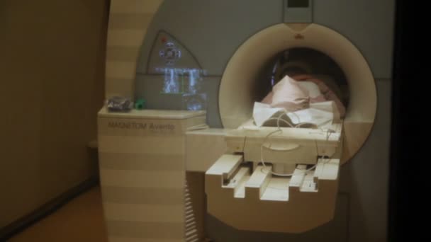 CAT-Scan Monitor kamer. Onderzoek op magnetische resonantie beeldvorming in de medische kliniek. MRI-scan - Video
