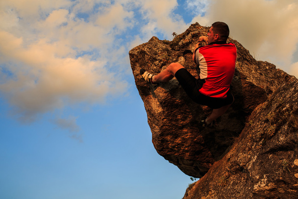 Muž, lezení na skále. Mladé fit, silný muž horolezec - Fotografie, Obrázek