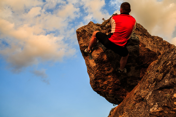 Άνθρωπος, αναρρίχηση σε βράχο. Μικρά ταιριάζει, ισχυρή ορειβάτης αρσενικό - Φωτογραφία, εικόνα