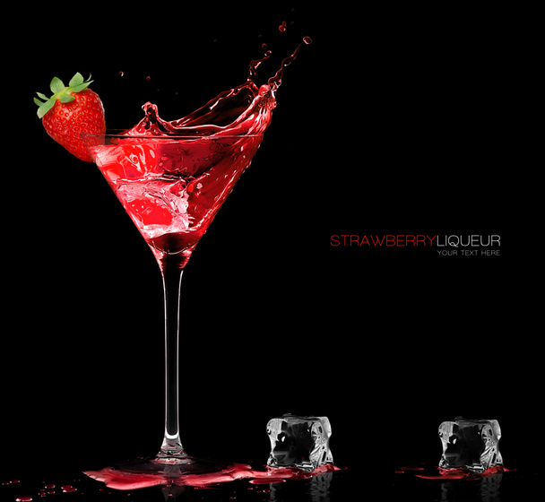 Stijlvolle cocktailglas met aardbeien likeur spatten. Templat - Foto, afbeelding