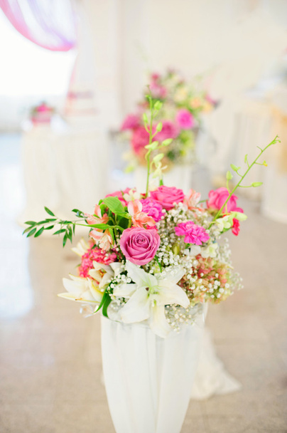 Composition des fleurs dans le restaurant de mariage
 - Photo, image