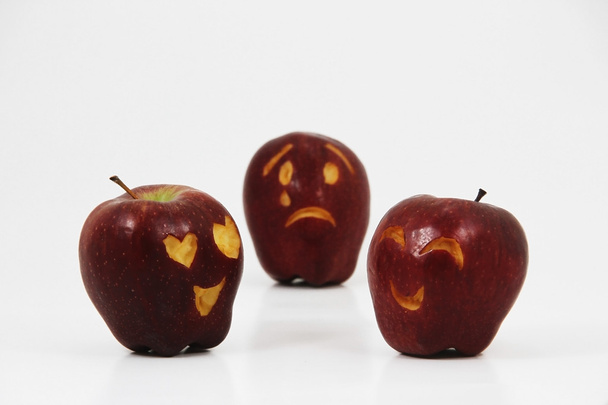 Triángulo amoroso de una manzana corazón roto de dos manzanas se aman
 - Foto, imagen