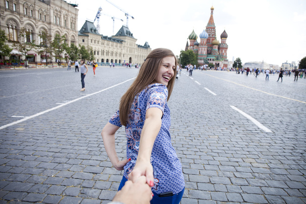 Boldog lány húzza a fiúk fiatal kezét a Vörös tér Moszkva - Fotó, kép