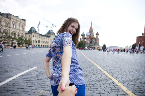 Young happy girl pulls the guys hand on the Red Square in Moscow - Foto, immagini