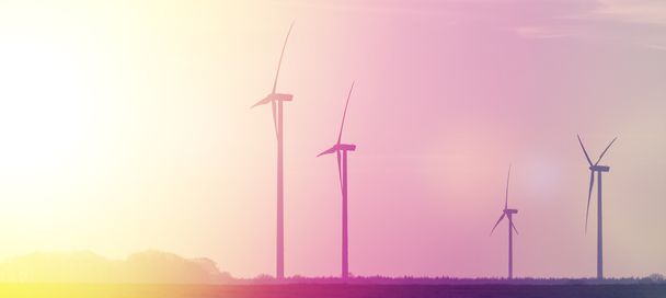 Konzept der alternativen Energien, Windräder im Hintergrund des Sonnenuntergangs. - Foto, Bild