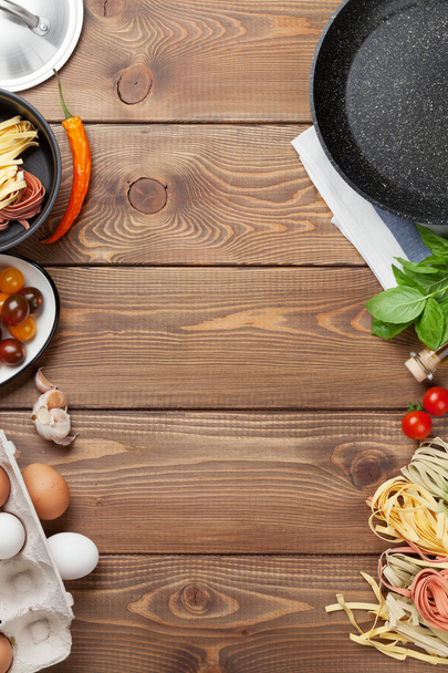 Ζυμαρικά συστατικά για το μαγείρεμα και σκεύη στο τραπέζι - Φωτογραφία, εικόνα