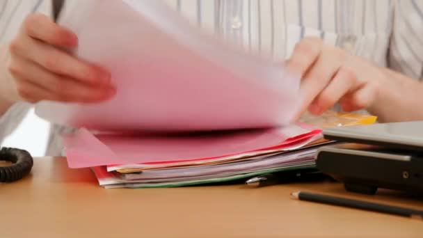 Молодой бизнесмен читает документы за столом в офисе
 - Кадры, видео