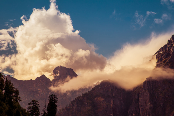 Βουνά και σύννεφα στο κύκλωμα Annapurnas, Ιμαλάια, Νεπάλ - Φωτογραφία, εικόνα