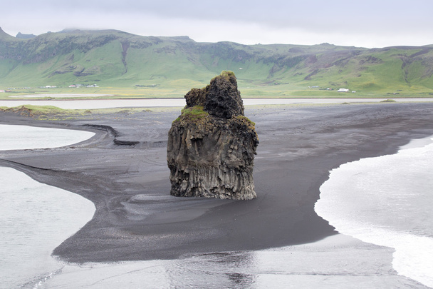 Musta hiekkaranta tyypillisillä islantilaisilla vuoristomaisemilla
 - Valokuva, kuva