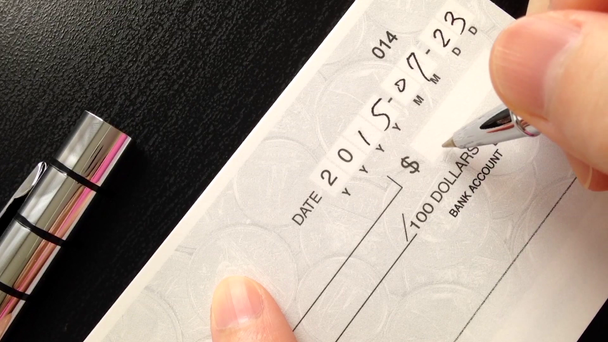Escribir un cheque para pagar por alquilar un apartamento
 - Metraje, vídeo