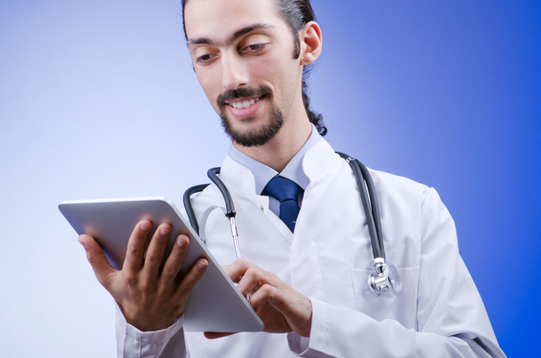Médico trabajando en la tableta
 - Foto, imagen