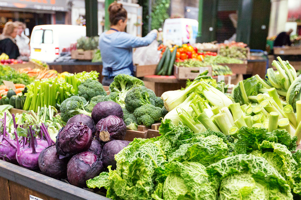 Φρέσκα λαχανικά σε κιβώτια στην αγορά των αγροτών, Λονδίνο. - Φωτογραφία, εικόνα