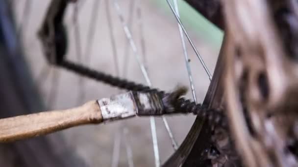 Radfahrer putzt Fahrradkette mit Bürste - Filmmaterial, Video