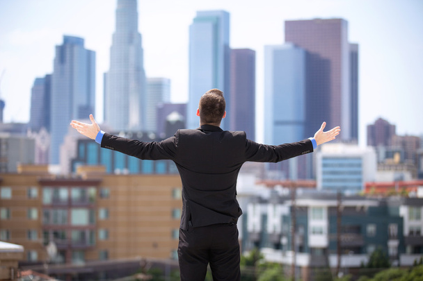 Gloria feliz hombre de negocios brazos levantados al cielo edificios del centro de skyline
 - Foto, imagen