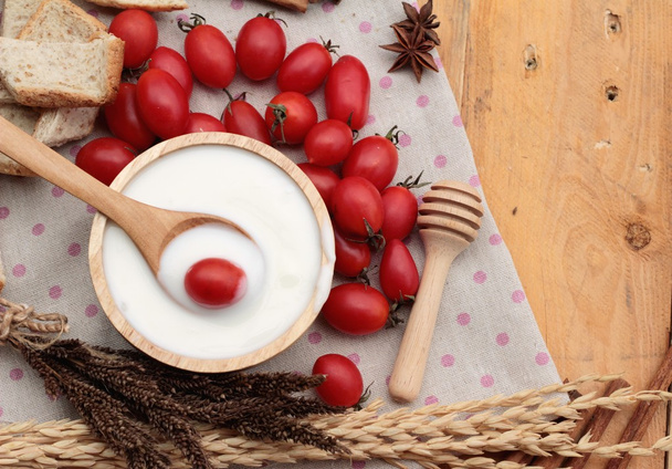 白いヨーグルト、新鮮なチェリー トマト - 写真・画像