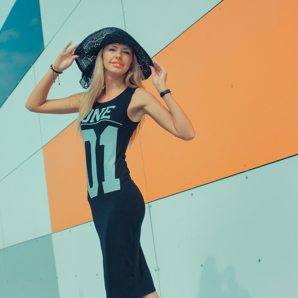 Hipster menina em um vestido preto
 - Foto, Imagem