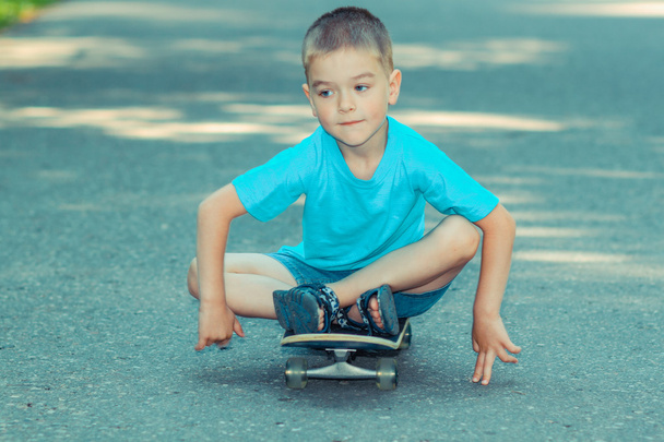 Jongen met plezier met skateboard - Foto, afbeelding