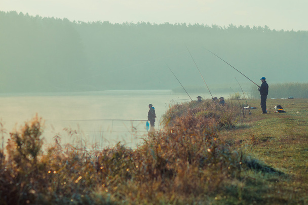 Un pescatore cattura un pesce
 - Foto, immagini