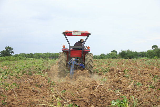 Archivbild: Landwirt war mit Traktor beim Pflügen des Bodens - Foto, Bild