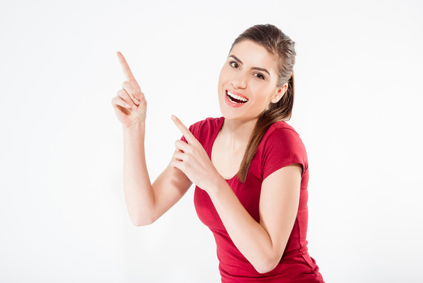 Mujer sonriente apuntando hacia arriba con espacio de copia para producto o texto
 - Foto, Imagen