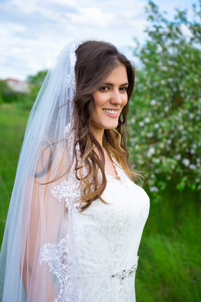 Retrato de la hermosa novia en jardín floreciente - Foto, imagen