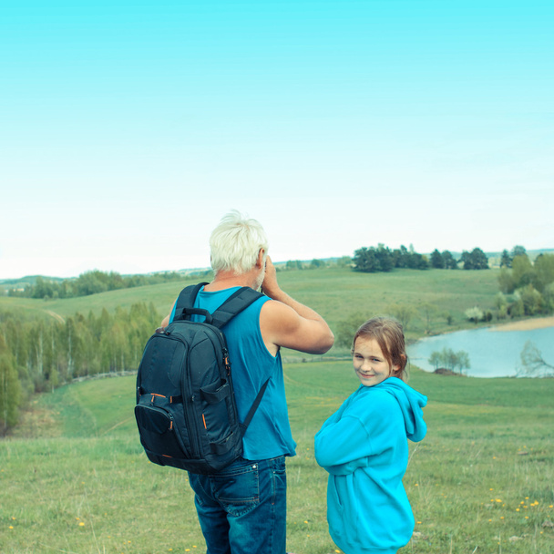Man op een het kamperen reis met zijn kleindochter - Foto, afbeelding