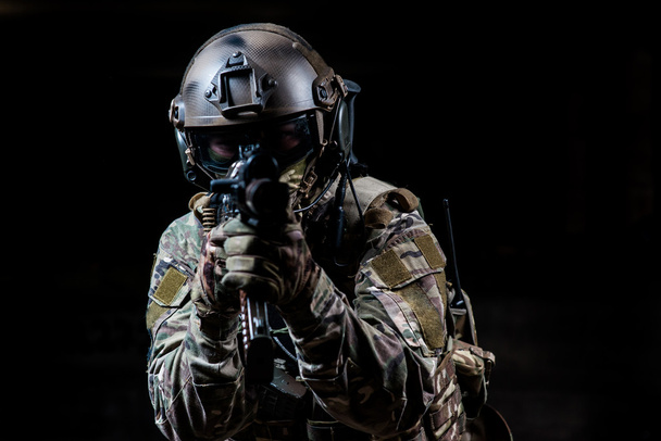 Озброєний солдат у камуфляжі, який прицілює гвинтівку на вас
 - Фото, зображення