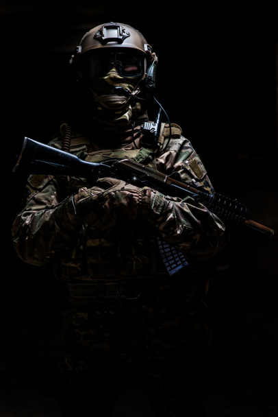 Uzbrojonym przewodnikiem w kamuflażu stojąc i patrząc na kamery - Zdjęcie, obraz