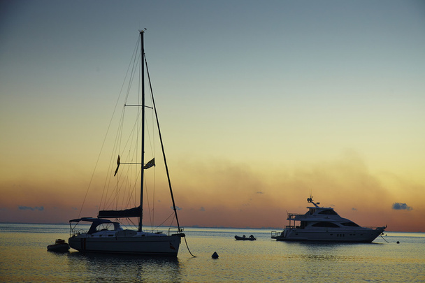 Jacht segelt gegen Sonnenuntergang - Foto, Bild