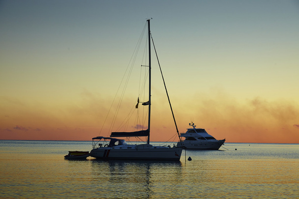 günbatımı karşı yelken yat - Fotoğraf, Görsel