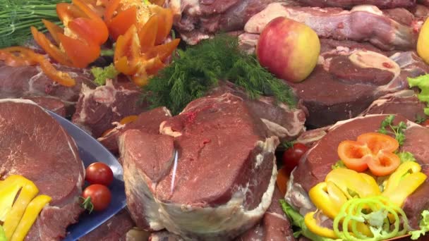 Vlees groenten en kruiden op de teller - Video